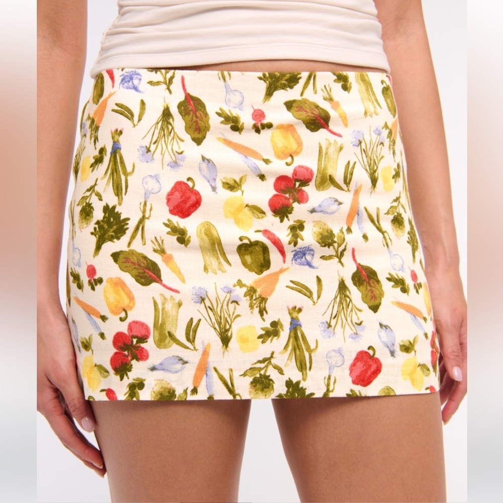 The A&F Scarlett Mid Rise Linen-Blend Mini Skot